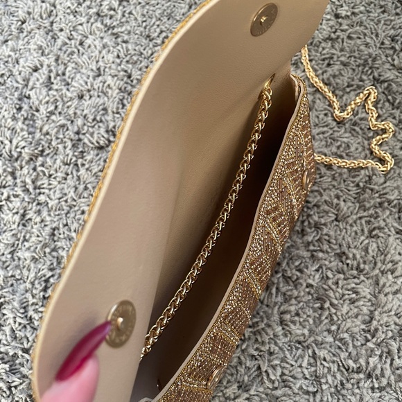 Elegant Gold Chain Strap Clutch - Picture 2 of 4